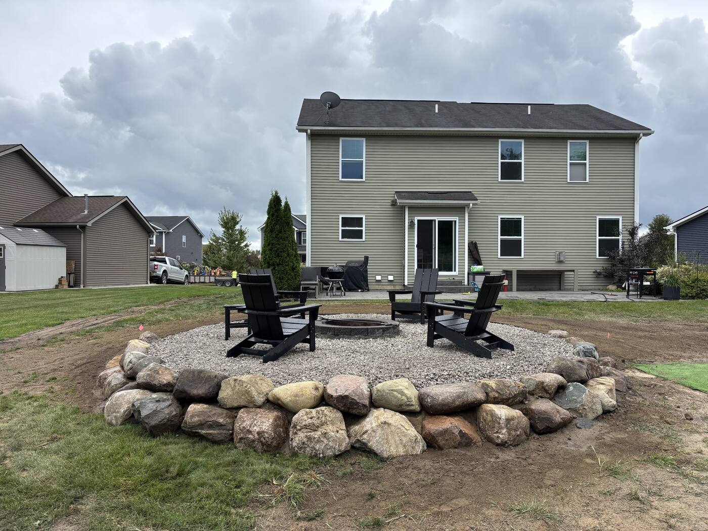 Boulder wall fire pit with a gravel seating area