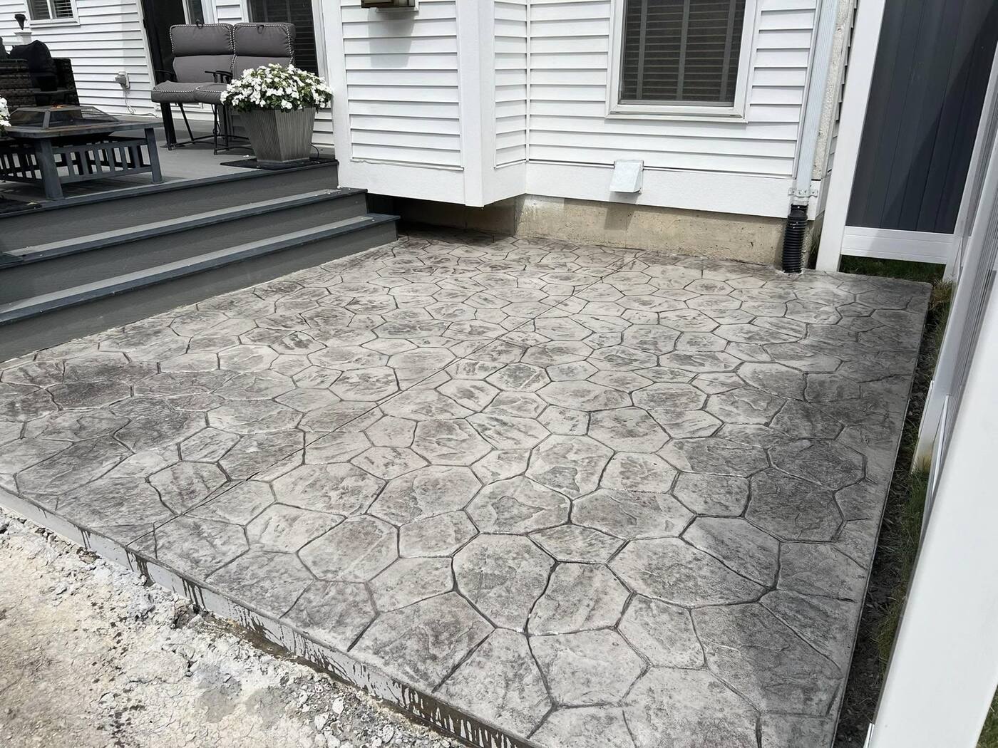 Stamped flagstone concrete patio