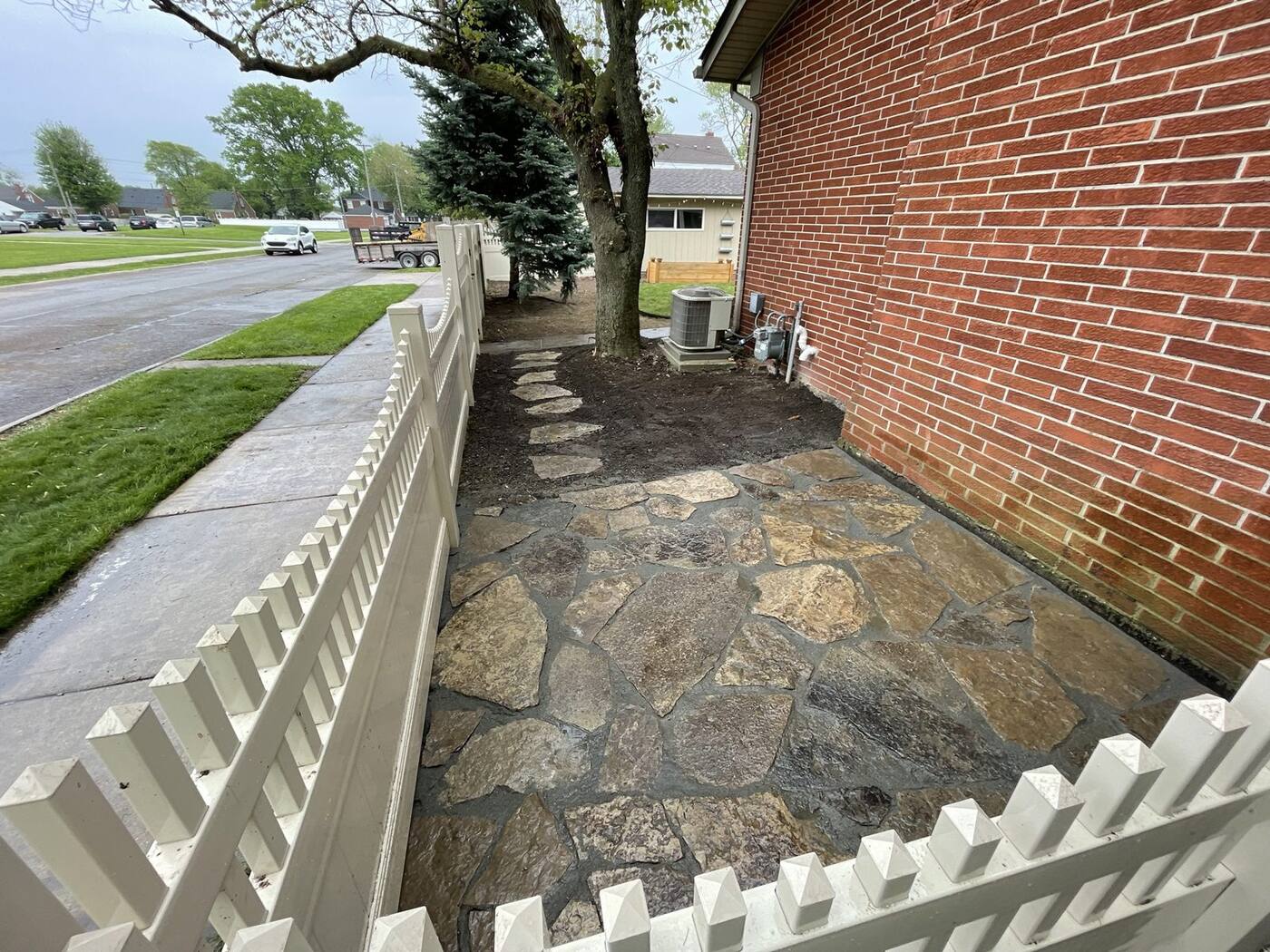 Flagstone side yard patio and steppers